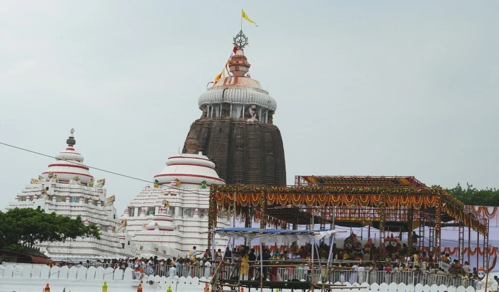 Long-que-devotees-jagannath-temple-puri