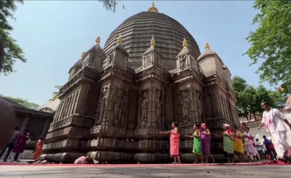 Devotees-performing-rituals-Kamakhya-Temple