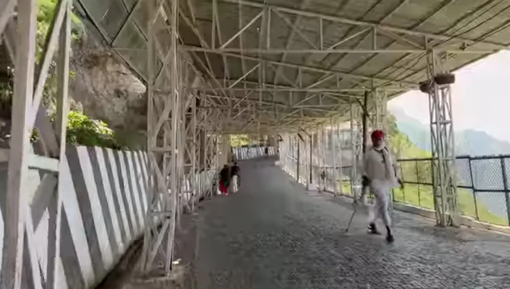 Pilgrims-walk-to-Vaishno-Devi-Temple